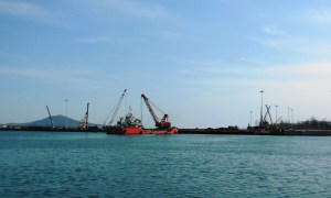 Construction of Russian-financed peer in Rajin port (taken by the author, May 2013).